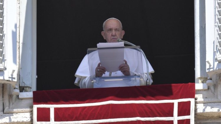 Papež při mariánské modlitbě