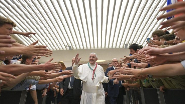 Papež se je v dvorani Pavla VI. srečal s 5000 Evropskimi skavti.