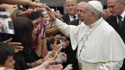Pope at Audience: Be God’s instruments of healing, like Apostles