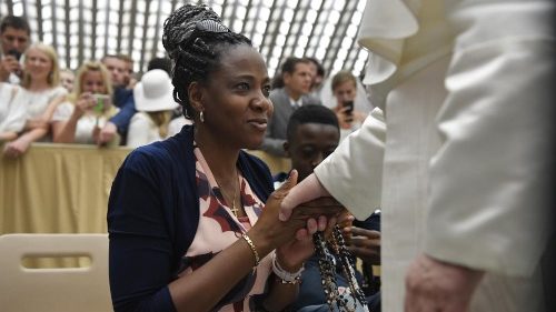 Papst grüßt Flüchtlingskinder und ruft zu Toleranz auf