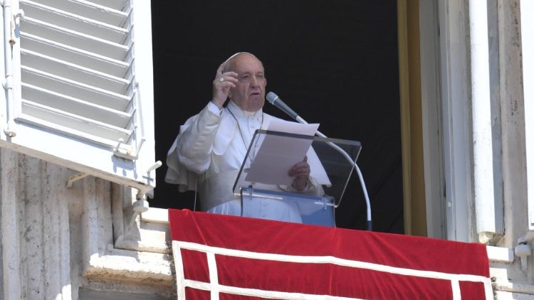 Papa Franjo tijekom molitve Anđeoskog pozdravljenja na Trgu svetoga Petra u Vatikanu