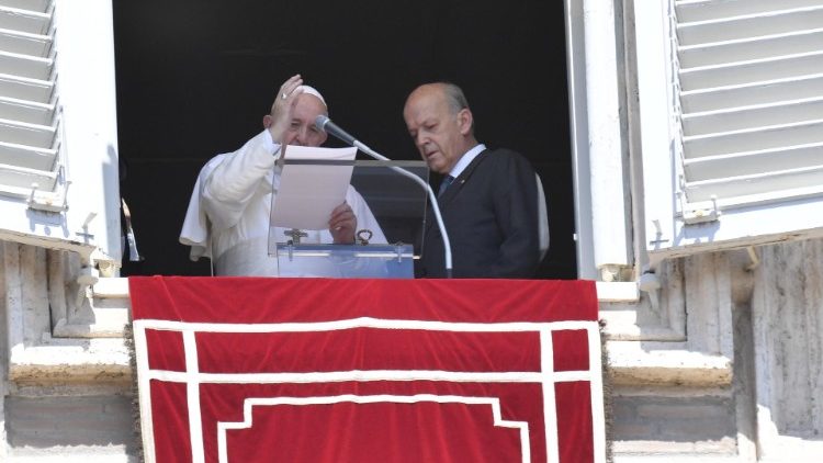 Papež blagoslavlja rožne vence