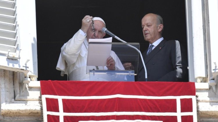 Ferenc pápa megáldotta a szíriai keresztényeknek szánt rószafüzéreket