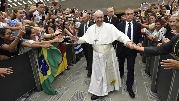البابا يحيي المؤمنين قبل مقابلة الأربعاء العامة