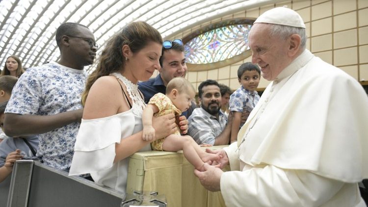 Clelia Manfellotti dhe Papa Françesku në audiencën e përgjithshme të 21 gushtit 2019