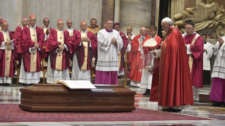 Ijumaa tarehe 30 Agosti 2019 yamefanyika mazishi ya Kardinali Achille Silvestrini katika Kanisa Kuu la Mtakatifu Petro Vatican 