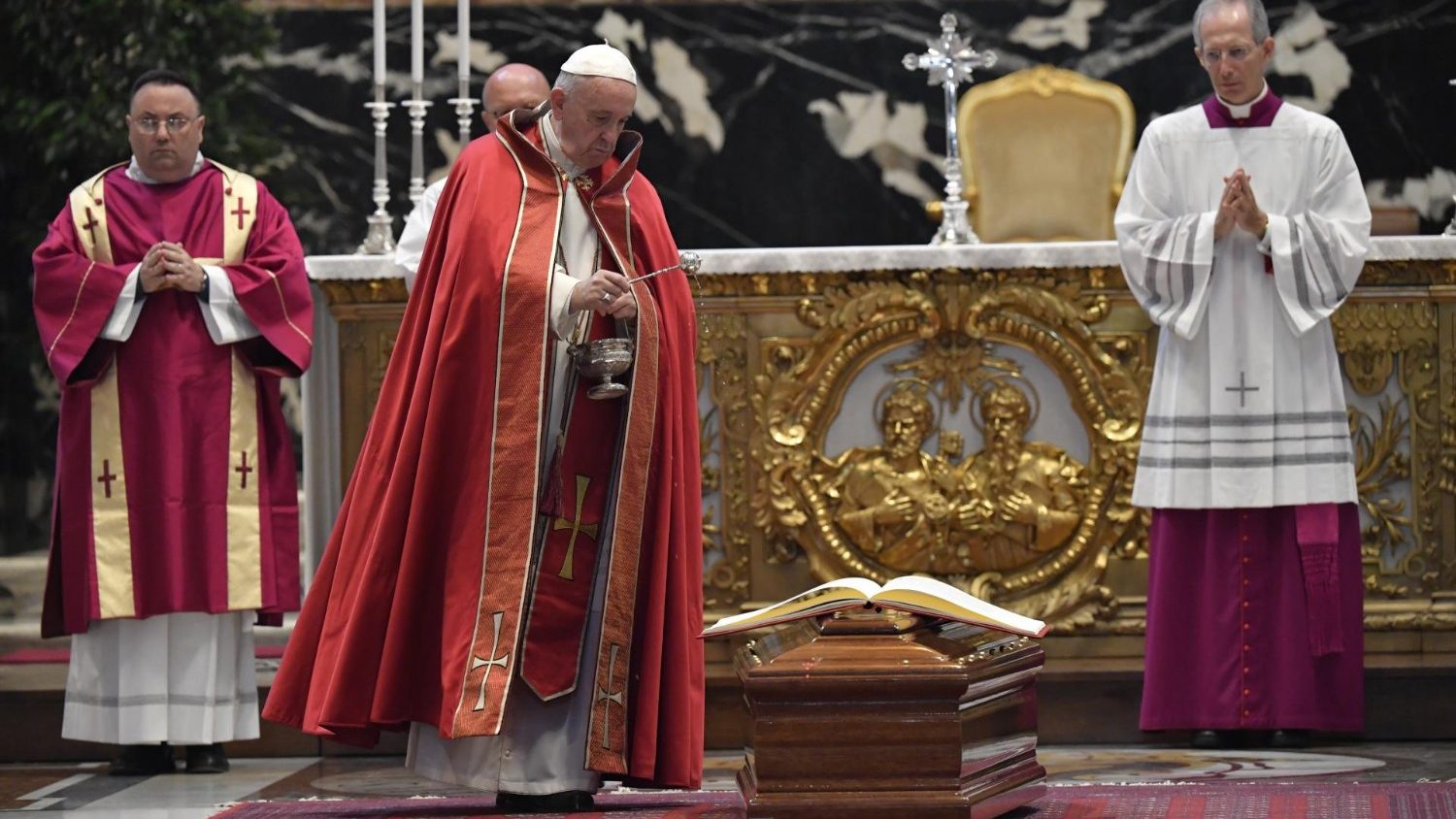 Папа Франциск провів у останню путь кардинала Сільвестріні - Vatican News