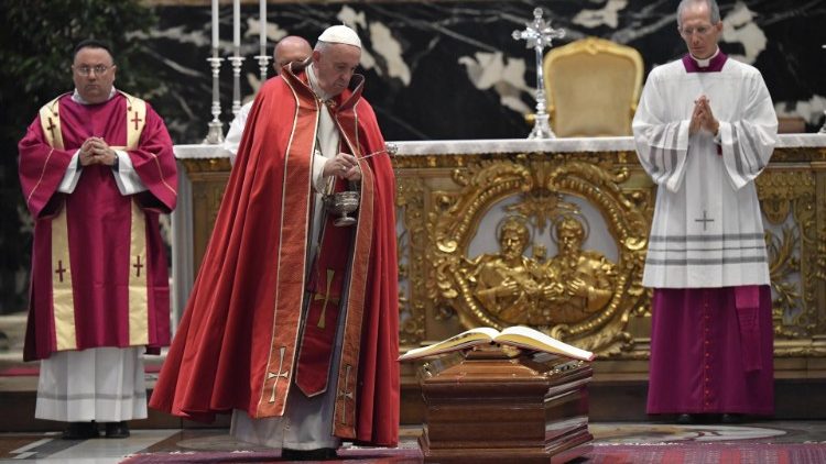 Papa Francesco ai funerali del cardinale Silvestrini 