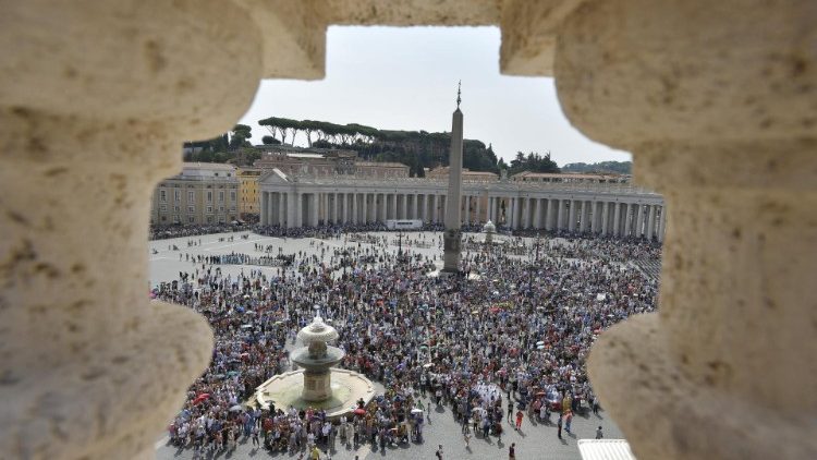 La foule attend place Saint Pierre alors que le Pape est victime d'une panne d'ascenseur