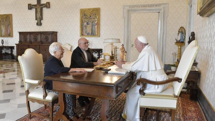 Папа Франциск с настоящата председателка на Фоколарите Мария Воче и съпредседателя Хесус Моран