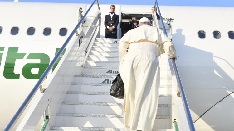 Papež Frančišek med svojimi apostolskimi potovanji pošlje telegram predsednikom držav, nad katerimi leti