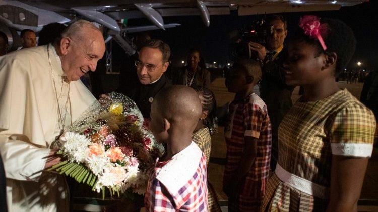Le Pape accueilli par des enfants lors de sa descente d'avion à Maputo, le 5 septembre 2019.