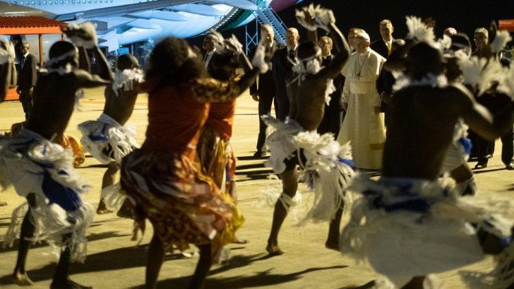 Maputu pāvestu sagaida ar deju ritmiem