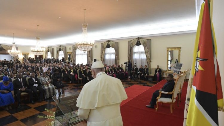 Papa discursa às autoridades no Palácio Ponta Vermelha, em Maputo