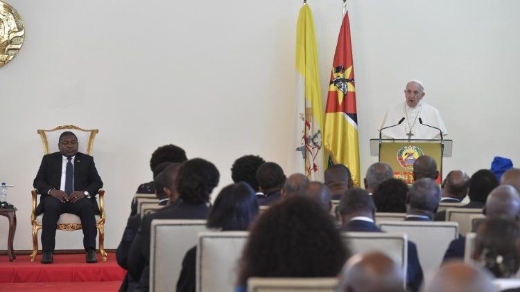 Papež Frančišek med srečanjem z mozambiškimi političnimi oblastmi