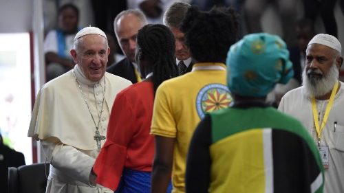 Papa ai giovani: l’inimicizia sociale distrugge, restate uniti per il Mozambico