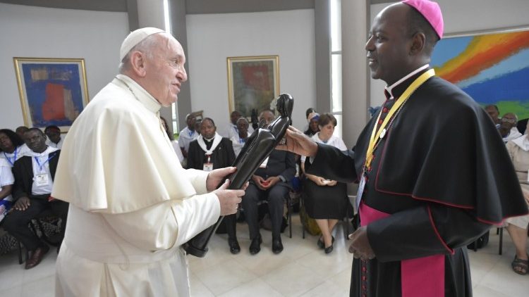 Papa Francesco incontra in nunziatura a Maputo la diocsi di Xai-Xai. Qui col vescovo Muadula