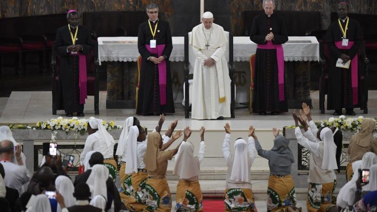 Der Papst und die Geistlichen in Mosambik
