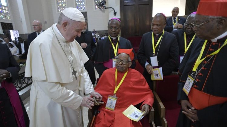  Papa takohet me ipeshkvijtë, priftërinjtë dhe rregulltarët e Mozambikut