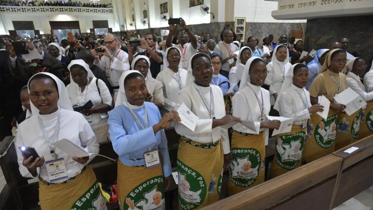 El Papa se reunió con el mundo religioso y consagrado en la Catedral de la Inmaculada Concepción de Maputo.