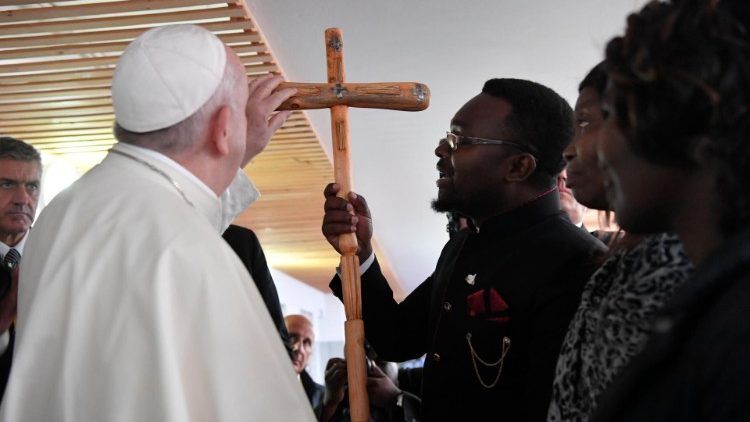 Papež František při návštěvě nemocnice v Mozambiku (6. září 2019)