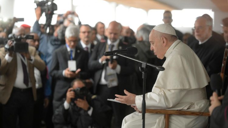 Папата Фрањо во посета на здравствениот центар на периферијата од Мапуто
