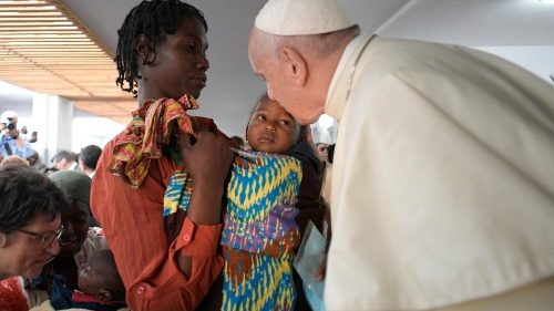 Papa nell’ospedale anti-Aids: l’impegno gratuito di tanti medici ha valore evangelico
