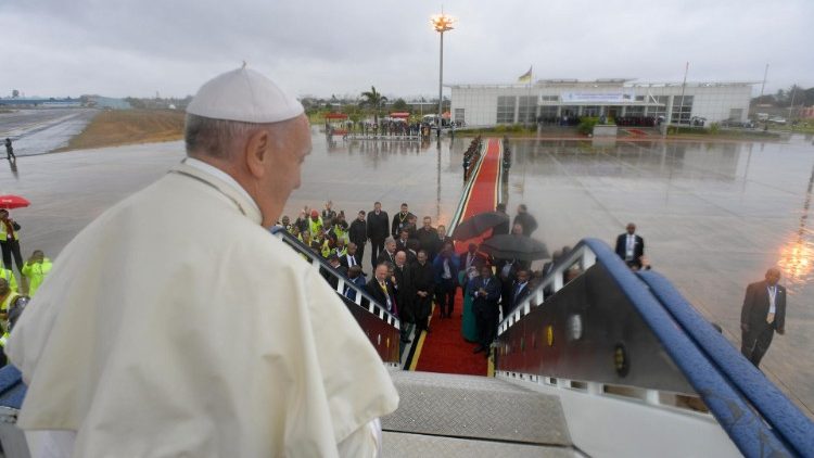 Le Pape dans l'avion de départ du Mozambique, le 6 septembre 2019 à l'aéroport de Maputo.