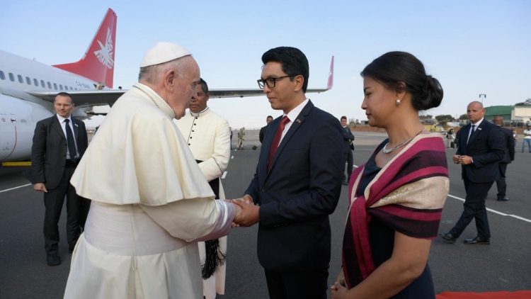 马达加斯加总统伉俪到机场迎接教宗的到访