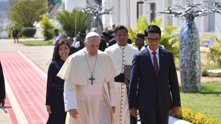 Le Pape François et le couple présidentiel malgache, samedi 7 septembre 2019. 