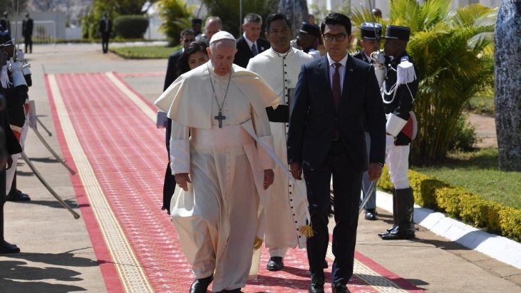 Papež Frančišek in malgaški predsednik Andry Rajoelina