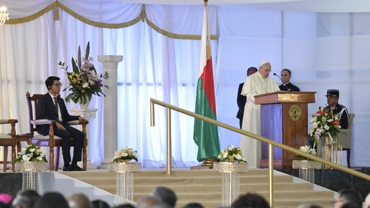 Påven håller tal för representanter för Madagaskars myndigheter, civilsamhälle och diplomatiska kår