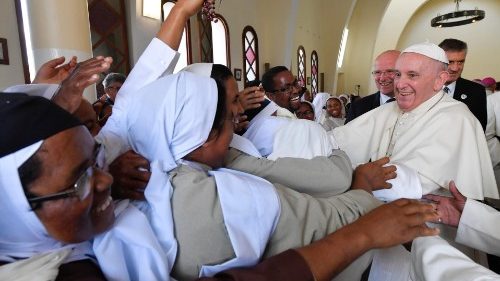 Papa alle monache: fate piccoli gesti d'amore per imprigionare Dio