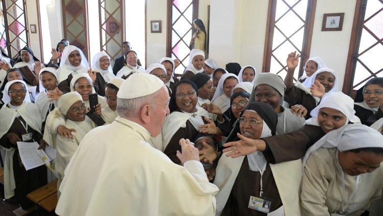 Papa Francesco recita la preghiera dell'Ora Media nel Monastero delle Carmelitane Scalze ad Antananarivo, Madagascar