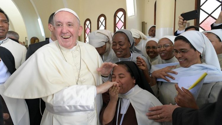 Påven hos karmelitsystrarna i Antananarivo