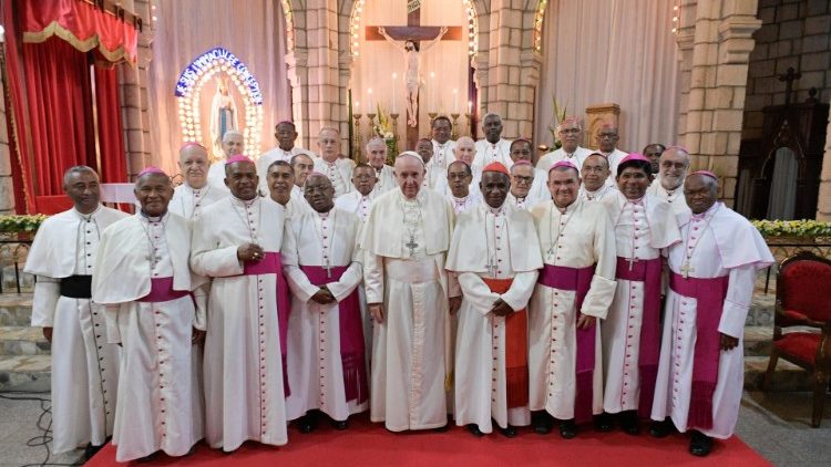Le Pape François entouré des évêques malgaches