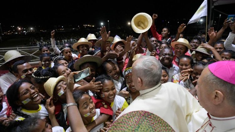 Le Pape rencontrant des jeunes Malgaches, le 7 septembre 2019 au Champ diocésain de Soamandrakizay.