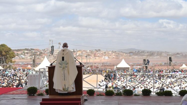 Papa Franjo na misi, na periferiji Antananariva, u Madagaskaru