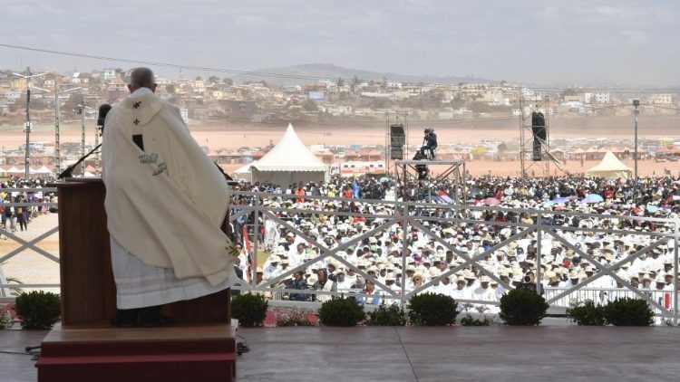  Papa kremton Meshën në Sheshin Dioqezan të  Soamandrakizay