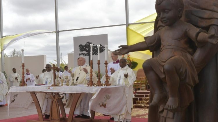 Påven firar en utomhusmässa i Antananarivo 