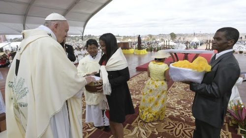 A pápa homíliája madagaszkári miséjén: a legrosszabb rabszolgaság, ha önmagunkért élünk
