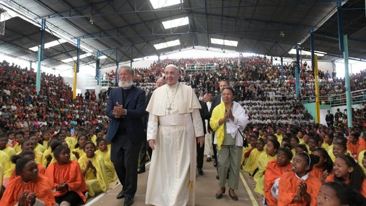 Le Pape arrive à l'auditorium d'Akamasoa aux côtés du père Pedro Opeka - 8 spetembre 2019