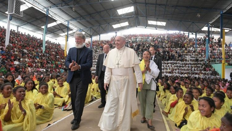 Popiežius "Gerų draugų mieste" (kairėje t. Pedro Opeka SJ)