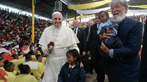 Papa encoraja famílias de Akamasoa: a pobreza não é fatalidade e pode ser cântico de esperança