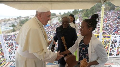 Madagaskar: Papst betet mit Arbeitern um Gerechtigkeit und Würde