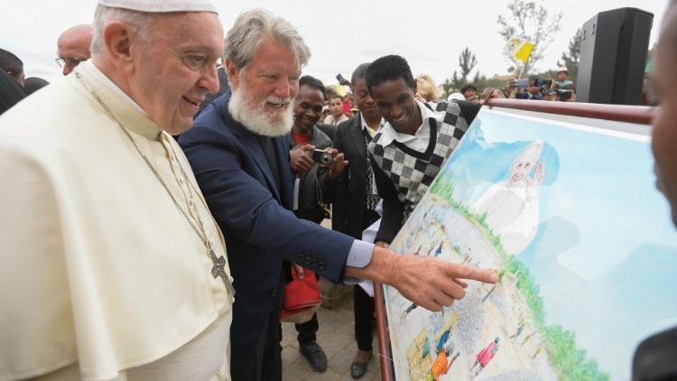 Папа Франциск и отец Педро Опека в "Града на приятелството" 