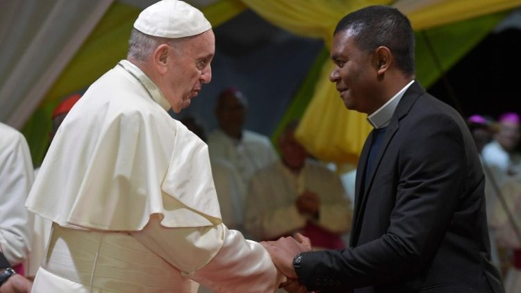 Papa Francesco ringrazia il traduttore malgascio dei suoi discorsi, padre Marcel