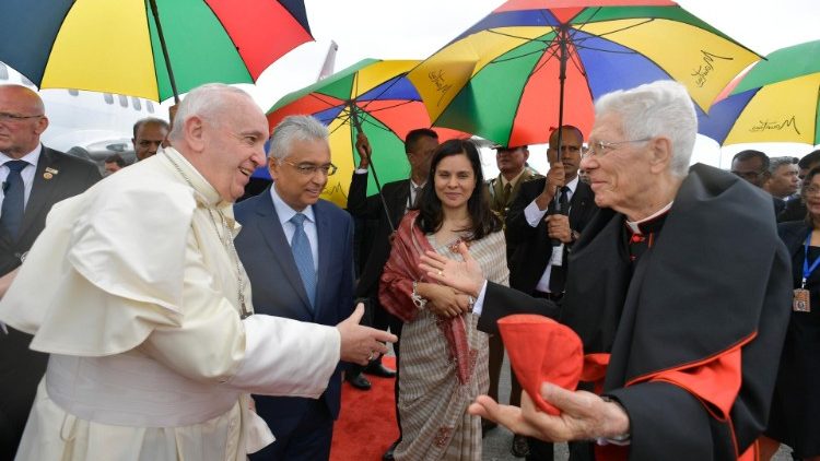 Le Pape François salue le cardinal Maurice Piat, lors de son arrivé à Maurice, le 9 septembre 2019. 