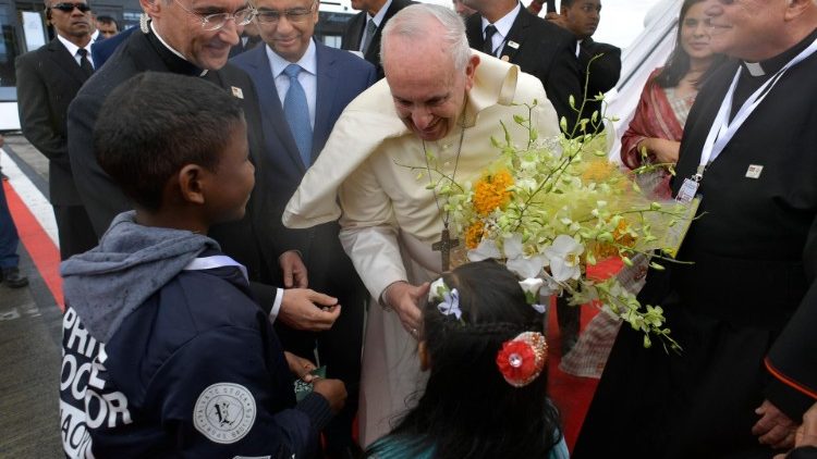 Påven Franciskus välkomnas på flygplatsen i Post Louis, Mauritius