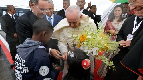 Papa Francesco accolto a Port Louis nelle Mauritius